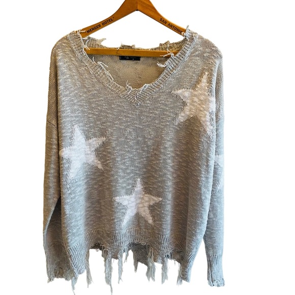 KLD SIGNATURE Gray Distressed Star Sweater - Picture 1 of 5